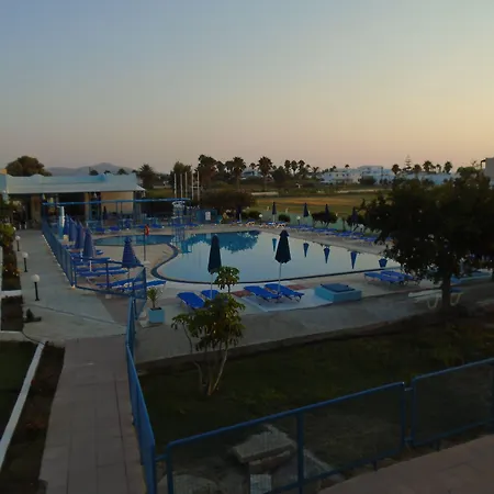 Oasis Aparthotel 3*